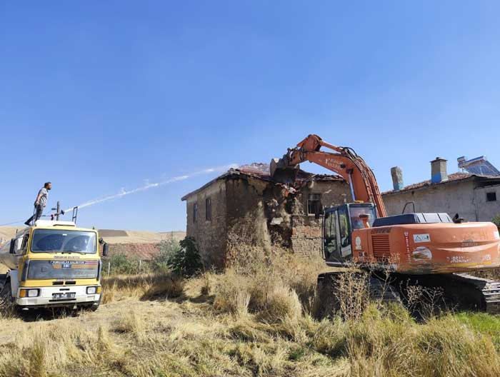 Pursaklar Belediyesi ilçe genelinde metruk yapıların yıkımını sürdürüyor