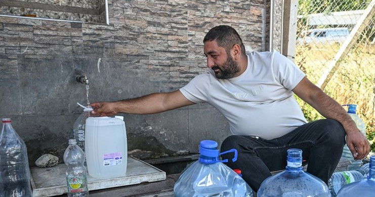 Yenimahalle'de su kesintisinden etkilenen vatandaşlar çeşmelerden su dolduruyor - Resim : 3
