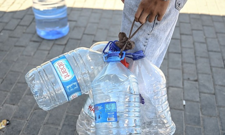 Yenimahalle'de su kesintisinden etkilenen vatandaşlar çeşmelerden su dolduruyor - Resim : 2