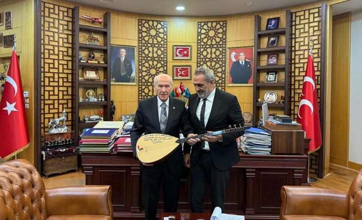 Yavuz Bingöl, Devlet Bahçeli'ye teşekkür edip bağlama hediye etti