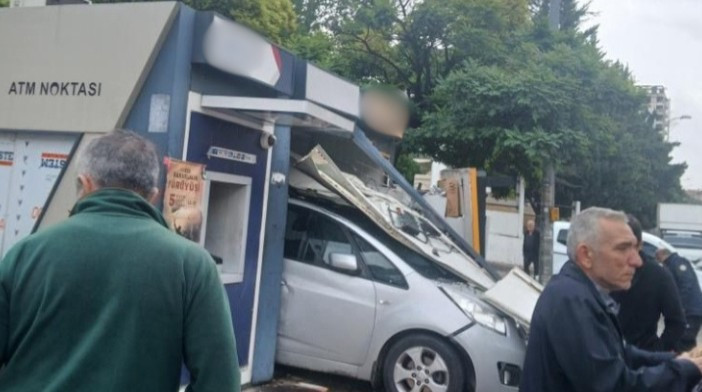Altındağ'da kayganlaşan yolda bir sürücü ATM'lere çarptı!