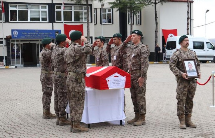 Ankara'da tedavi gördüğü hastanede hayatını kaybeden polis memuru son yolculuğuna uğurlandı