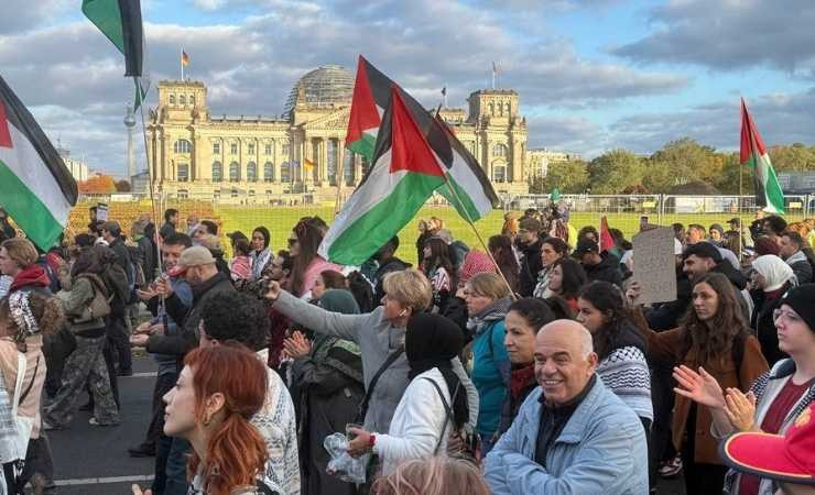 Berlin polisi Filistin’e destek gösterisinde 10 yaşındaki çocuğu gözaltına aldığını