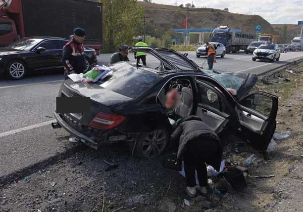 Lalahan'da karşı şeride geçen tır otomobili biçti: 2’si ağır 4 yaralı