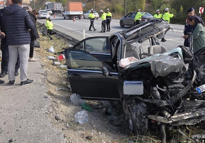 Lalahan'da karşı şeride geçen tır otomobili biçti: 2’si ağır 4 yaralı - Resim : 2