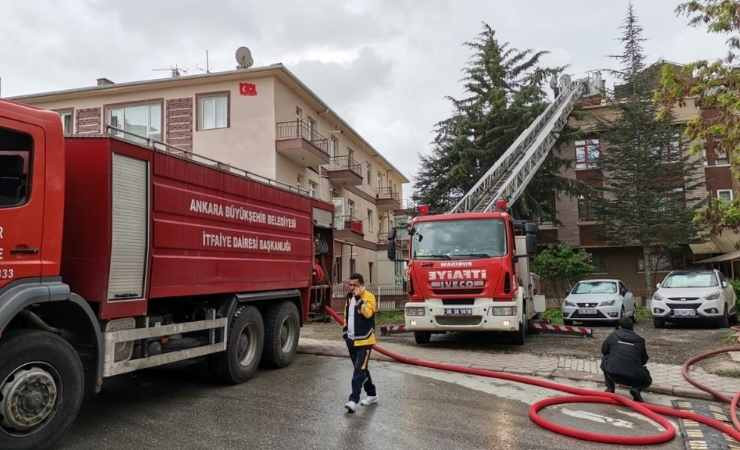 Keçiören'de çatı katı yangınında bir evde maddi hasar oluştu