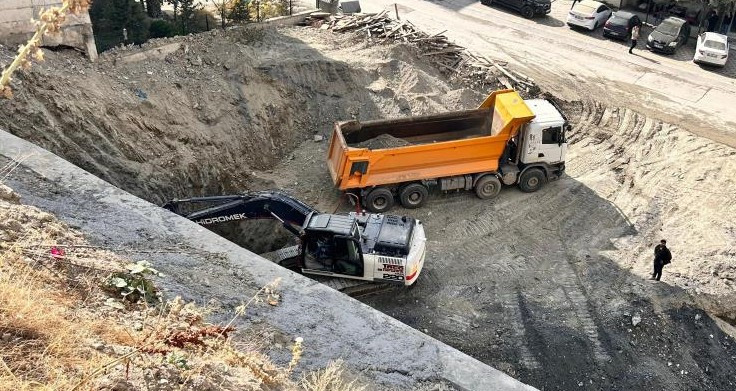 Mamak'ta korkutan toprak kayması: 17 katlı bina boşaltıldı! - Resim : 2