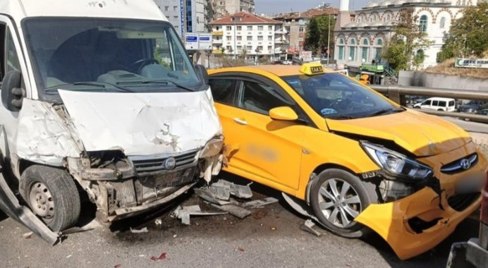Altındağ'da 6 aracın karıştığı zincirleme trafik kazasında 6 kişi yaralandı! - Resim : 2