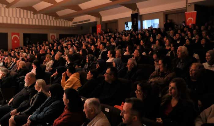 Keçiören Belediyesi 'Babam Geri Döndü' oyununu tiyatro severlerle buluşturdu