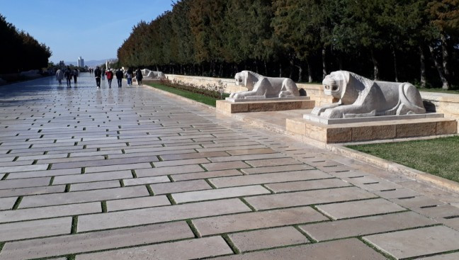 Anıtkabir'de yürürken buna dikkat edin! Bilerek böyle yapılmış