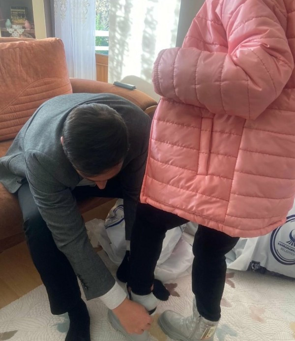 Kahramankazan Belediyesi'nden ihtiyaç sahiplerine kışlık bot ve mont yardımı