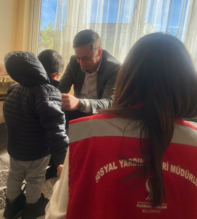 Kahramankazan Belediyesi'nden ihtiyaç sahiplerine kışlık bot ve mont yardımı - Resim : 2