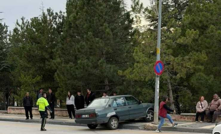 Elmadağ'da ehliyetsiz sürücünün neden olduğu kazada 1 yaya yaralandı
