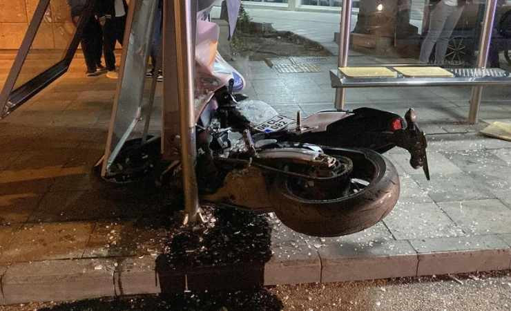Çorum'da otomobille çarpışan motosiklet otobüs durağına savruldu