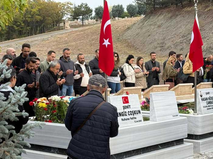 TUSAŞ şehitleri yıl dönümünde kabirleri başında anıldı - Resim : 2