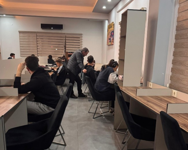 Pursaklar Belediye Başkanı Çetin'den kitap dostu gençlere ziyaret - Resim : 3