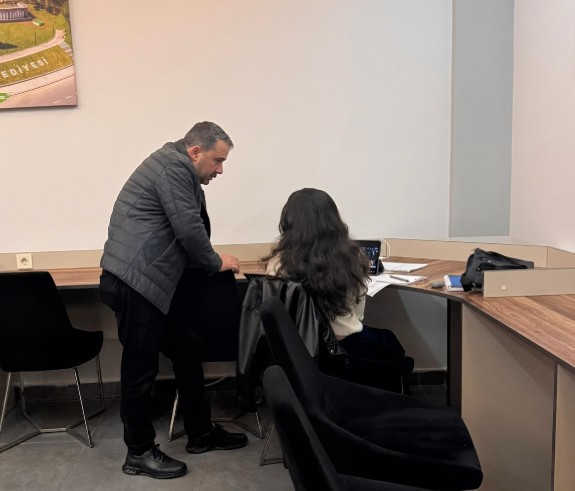 Pursaklar Belediye Başkanı Çetin'den kitap dostu gençlere ziyaret - Resim : 2