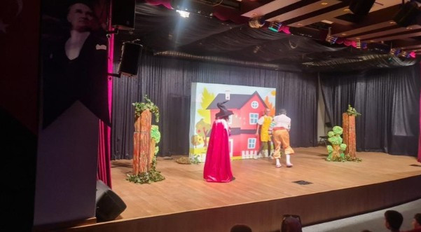 Sincan Belediyesi'nin ücretsiz sahnelediği 'Bir Sevgi Masalı'na çocuklardan yoğun ilgi
