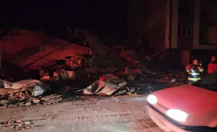 Balıkesir Sındırgı'da depremde boş bir bina yıkıldı
