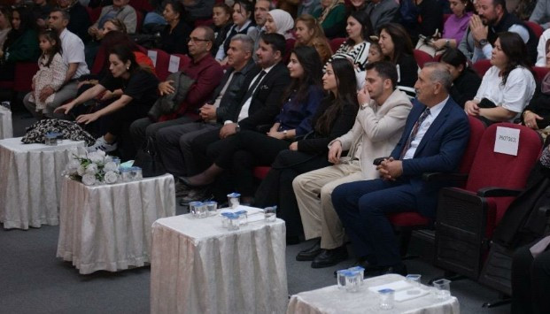 Kahramankazan Belediyesi, tiyatroseverleri Parça Tesirli Pazarlar oyunu ile buluşturdu - Resim : 2