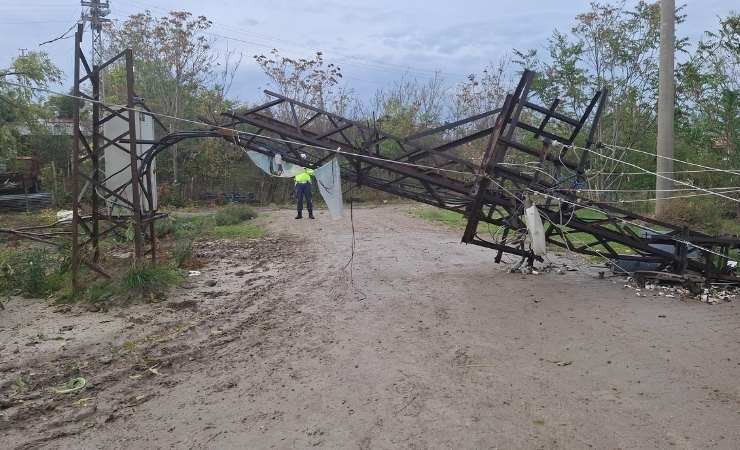 Beypazarı'nda hortum evlerin çatılarını uçurdu, ağaçları devirdi