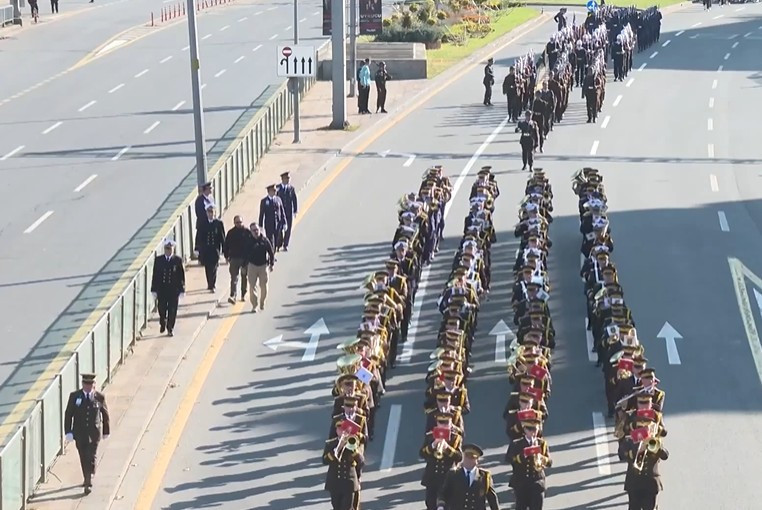 Atatürk Bulvarı’nda toplanan vatandaşlar, korteji Türk bayraklarıyla selamladı - Resim : 2