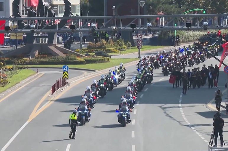 Atatürk Bulvarı’nda toplanan vatandaşlar, korteji Türk bayraklarıyla selamladı