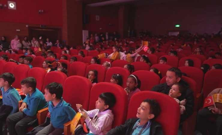 Ankara Büyükşehir Belediyesi, Beypazarı'nda öğrencileri tiyatro ile buluşturdu