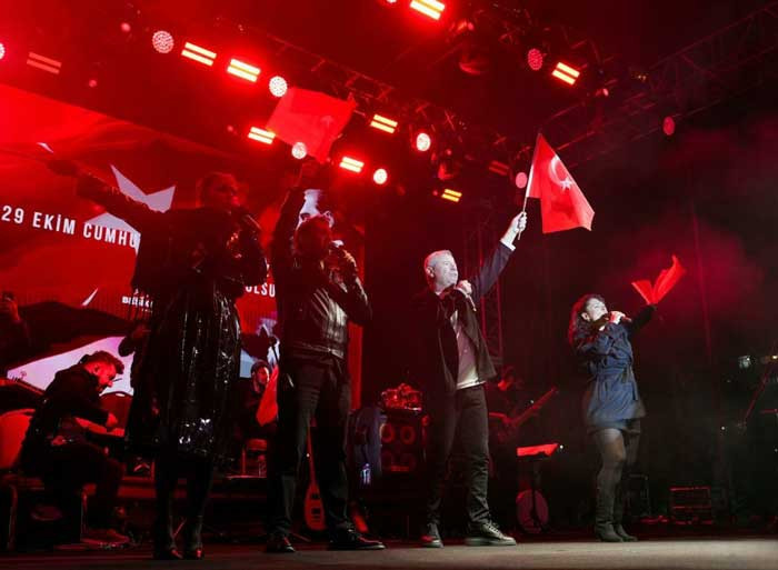 Etimesgut Belediyesi'nin Levent Yüksel konserinde Cumhuriyet Bayramı coşkuyla kutlandı - Resim : 3