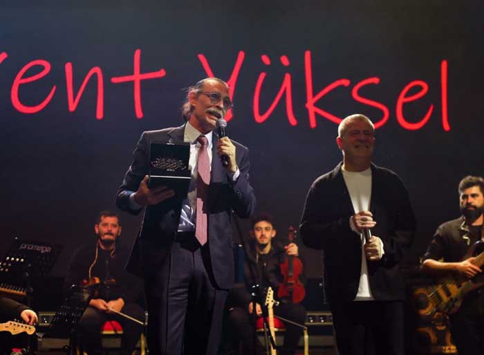 Etimesgut Belediyesi'nin Levent Yüksel konserinde Cumhuriyet Bayramı coşkuyla kutlandı - Resim : 2