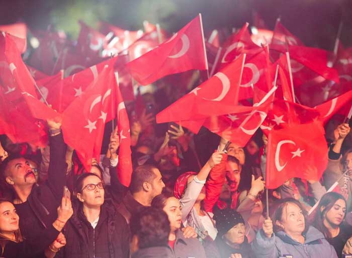 Etimesgut Belediyesi'nin Levent Yüksel konserinde Cumhuriyet Bayramı coşkuyla kutlandı