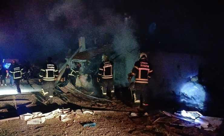 Çorum'da müstakil evde çıkan yangında 2'si çocuk 7 kişi dumandan etkilendi