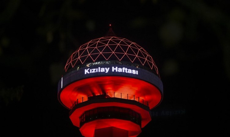 Ankara'nın simgesi Atakule, Kızılay Haftası'nda kırmıza boyandı!