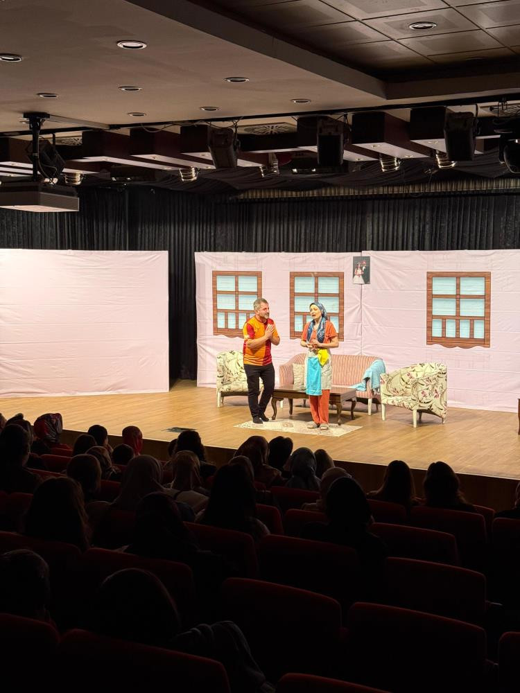 Sincan Belediyesi’nce yetişkinlere özel 'Aramızdaki Duvarlar' oyunu sahnelendi - Resim : 2