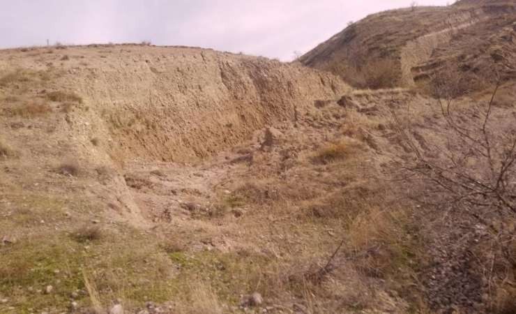 Beypazarı'nda toprak kayması nedeniyle yol trafiğe kapatıldı