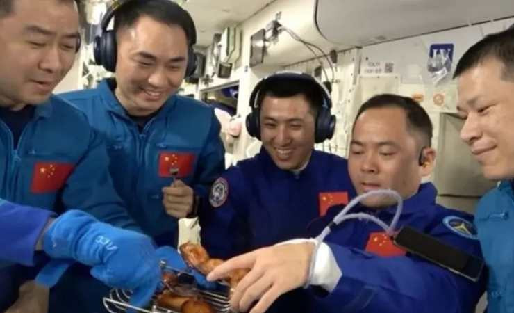 Çinliler uzayda fırın kurup ilk kez ızgara et ve tavuk pişirdiler