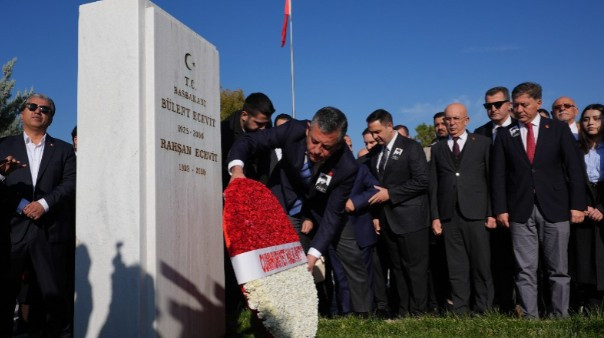 Özgür Özel ve beraberindeki partililer Bülent Ecevit'in kabrini ziyaret etti