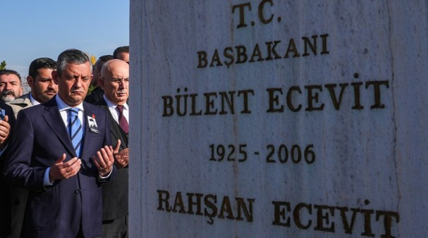 Özgür Özel ve beraberindeki partililer Bülent Ecevit'in kabrini ziyaret etti - Resim : 2