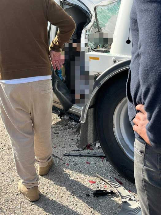 Kahramankazan'da otomobil tır çekicisine çarptı: 3 kişilik aile hayatını kaybetti