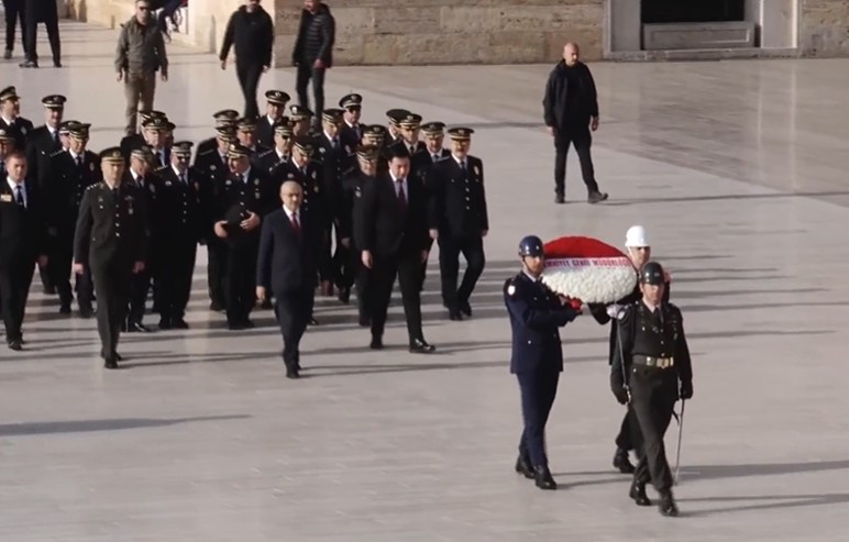 Emniyet Teşkilatından Atatürk Haftası dolayısıyla Anıtkabir'e anlamlı ziyaret