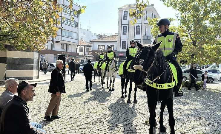 Çubuk'ta atlı polislerin devriye görevi yapması ilgi çekti