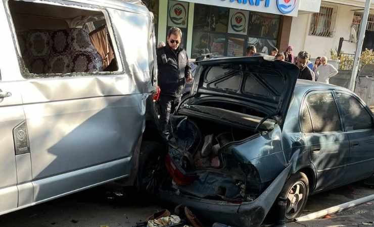 Keçiören'de freni boşalan kamyon 4 araca çarpıp durabildi