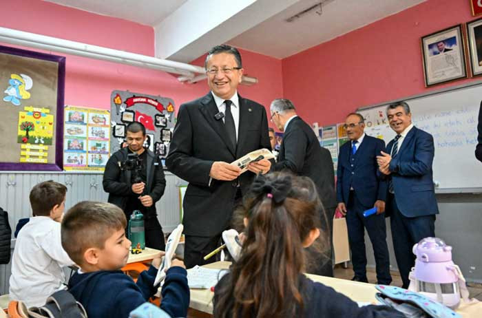 Altındağ Belediye Başkanı Veysel Tiryaki, Aydınlıkevler İlkokulu'nu ziyaret etti - Resim : 2