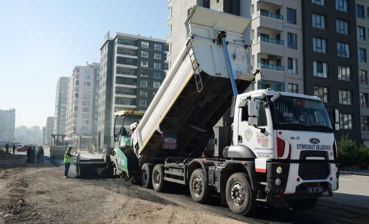 Etimesgut Belediyesi asfaltlama çalışmasıyla öğrencilerin sorununu çözdü