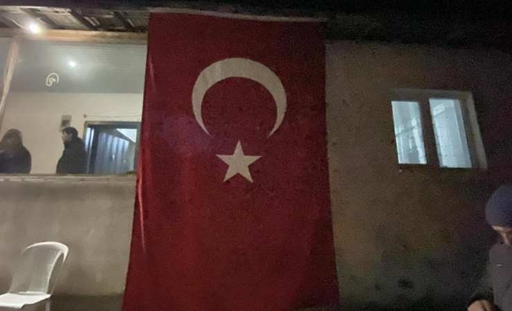 Çorumlu şehidin baba evine Türk bayrağı asıldı