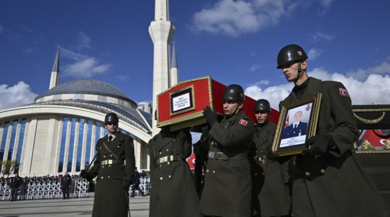 Ankara, uçak kazasında şehit olan askerlerini son yolculuğuna uğurladı - Resim : 2