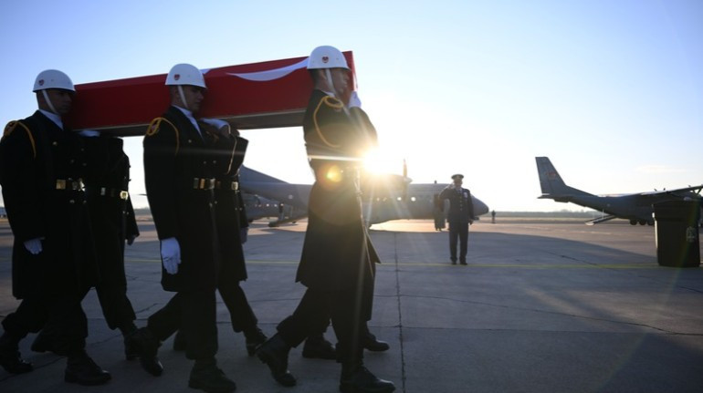 Düşen uçakta şehit olan askerlerimiz için Mürted Hava Meydan Komutanlığı'nda tören düzenlendi - Resim : 2