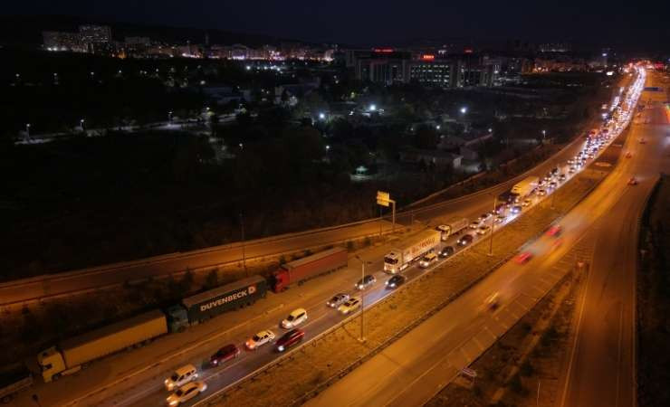 Ara tatil dönüşü 43 ilin geçiş noktası kilit kavşakta trafik yoğunluğu var