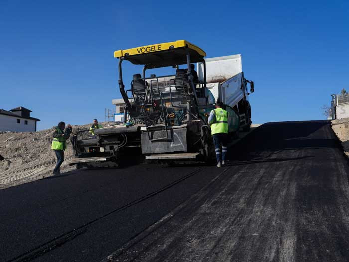 Etimesgut Belediyesi, Bağlıca Mahallesi'nde asfalt serim çalışması gerçekleştirildi