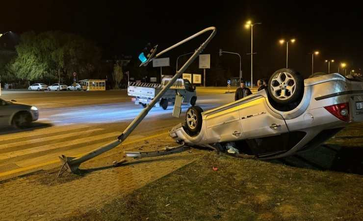 Çubuk'ta trafik ışığı direğine çarpıp devrilen aracın sürücüsü yaralandı